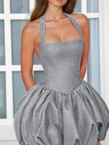 Vestido de cóctel de verano para mujer con cuello halter, sin mangas, espalda descubierta, detalle de vendaje cruzado y bajo abullonado. - gris plateado - Ver 1