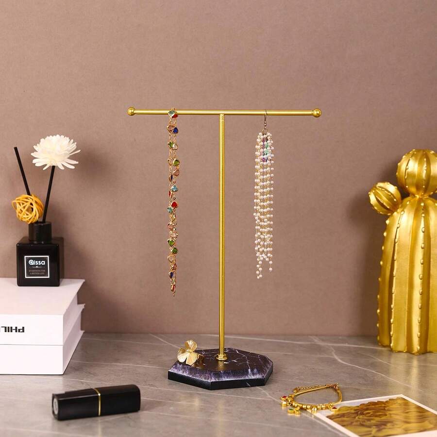 1 chiếc giá trưng bày bông tai và dây chuyền bằng gỗ họa tiết vân đá cẩm thạch