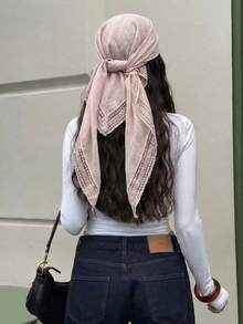 Pañuelo cuadrado de mujer elegante de unicolor con ribete de encaje, multifuncional como chal y accesorio para el cabello, adecuado para usar en mezquitas - Albaricoque - Ver 3