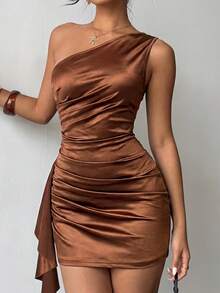 优雅棕色不对称单肩缎面迷你连衣裙，饰有褶皱荷叶边——优雅别致又不失俏皮，适合城市漫步、约会之夜、派对、夏季度假、休闲外出、节日庆典、毕业典礼和婚礼等场合。 - 棕色 - 查看 1
