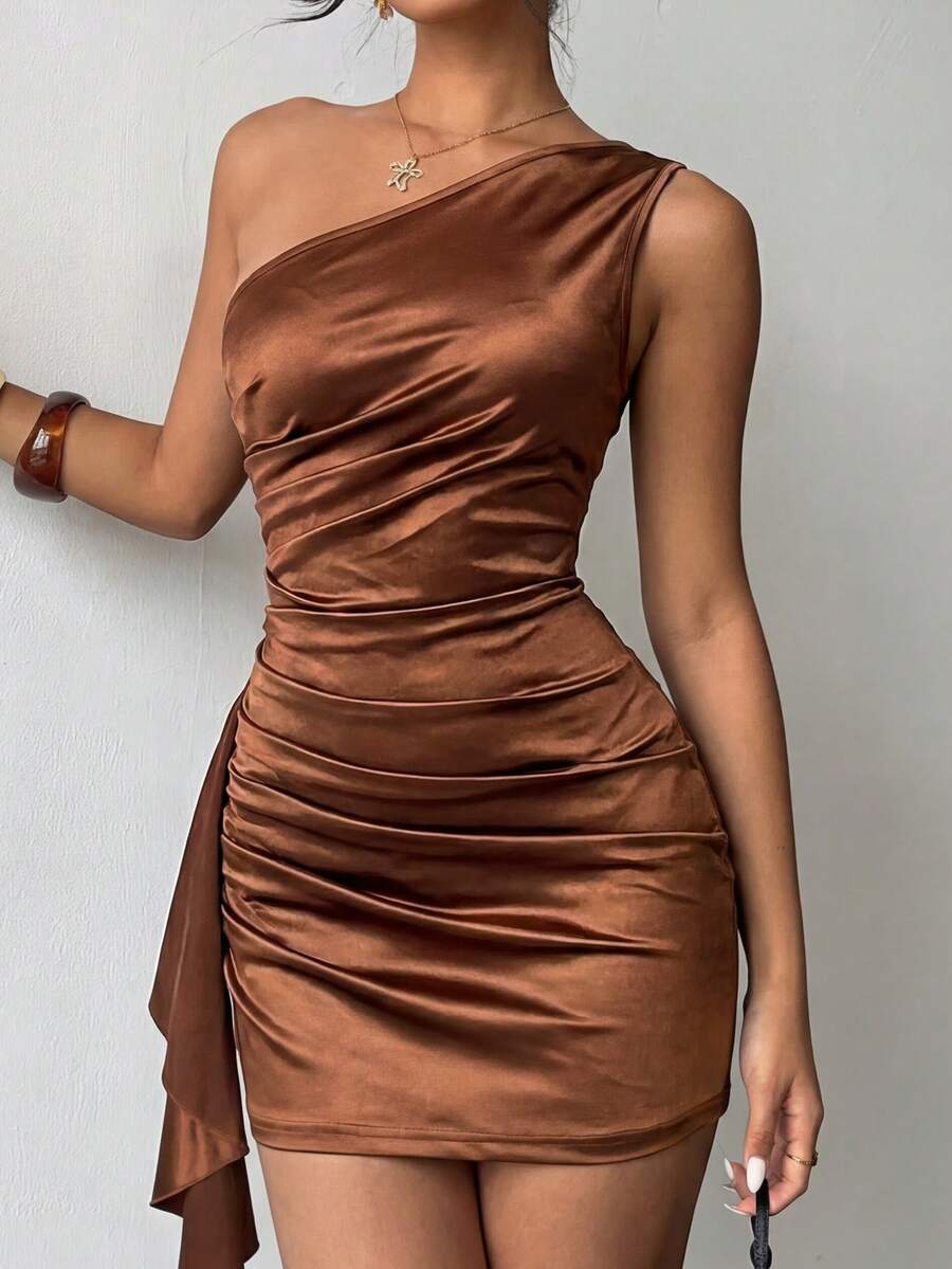优雅棕色不对称单肩缎面迷你连衣裙，饰有褶皱荷叶边——优雅别致又不失俏皮，适合城市漫步、约会之夜、派对、夏季度假、休闲外出、节日庆典、毕业典礼和婚礼等场合。 - 棕色 - 查看 1