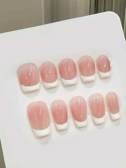 10 móng giả kiểu Pháp thủ công, cổ điển và vượt thời gian. Nền ombre màu nude mềm mại và thanh lịch, đầu móng màu trắng sữa sạch sẽ và gọn gàng. Không trang trí cầu kỳ nhưng toát lên vẻ sang trọng, phù hợp cho đi làm, hẹn hò và sử dụng hàng ngày. Rất ăn ảnh cho các buổi đi chơi và hẹn hò!