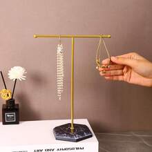 1 chiếc giá trưng bày bông tai và dây chuyền bằng gỗ họa tiết vân đá cẩm thạch - trắng - Xem 5