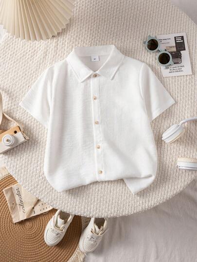 Áo sơ mi ngắn tay màu trắng trơn, kiểu dáng cổ điển, thoải mái, phù hợp cho bé trai tuổi teen, thích hợp mặc đi học, đi làm và các hoạt động ngoài trời.