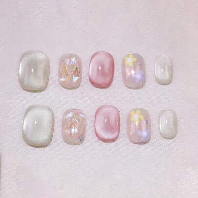 10 móng tay giả thủ công nguyên chất, móng ngắn hình oval. Màu chủ đạo là màu nude, màu sâm panh mắt mèo và màu hồng mắt mèo. Kết hợp với giấy bóng kính óng ánh và những bông hoa nhỏ tươi tắn, tạo nên vẻ trong suốt và thanh thoát. Móng tay nhẹ nhàng, thanh lịch, dễ thương dành cho phái nữ và các cô gái, thích hợp cho mùa xuân, hè, thu, đông, các lễ hội, tiệc tùng và sử dụng hàng ngày.