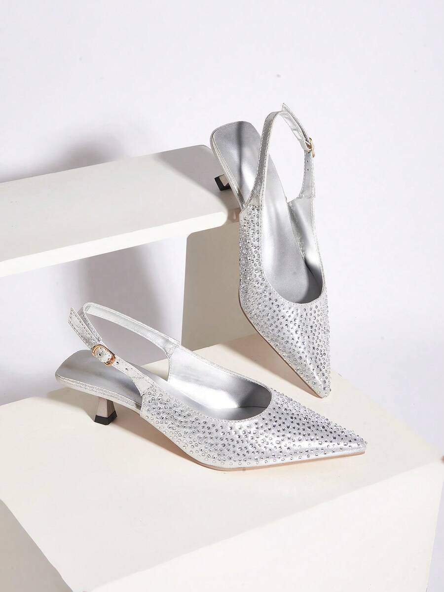Sandalias de tacón de gatito con punta puntiaguda y adorno de rhinestones para mujer, de material brillante, elegantes y de moda para fiestas y uso formal - Plateado - Ver 1