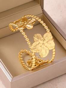 Một chiếc vòng tay điều chỉnh được, thanh lịch và cao cấp dành cho nữ, được chế tác từ thép không gỉ và trang trí bằng những bông hoa vàng, cùng với phần cuối được đánh bóng sáng bóng để tránh phai màu. Lý tưởng cho những dịp thường ngày, du lịch hoặc những sự kiện trang trọng, và là một món quà hoàn hảo dành cho bạn bè. - Vàng - Xem 5