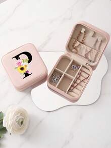 这款粉色字母首饰盒饰有玫瑰、雏菊和向日葵图案，色彩鲜艳，是理想的伴娘礼物。字母从A到Z均有供应。这款旅行收纳包非常适合存放各种旅行用品，例如首饰、耳环、项链等。 - Floral Letter 2 - 查看 58