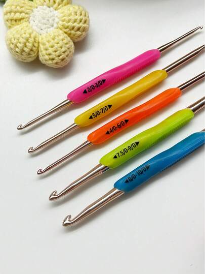 Bộ 5 kim móc, 5 màu sắc độc đáo, kích thước được đánh dấu rõ ràng, tay cầm silicon chống trượt tiện dụng, đầu kim loại được đánh bóng cao cấp không bị vướng, thiết kế hai đầu (phù hợp với các kích thước thông dụng từ 2.0mm-10.0mm), giúp móc len trơn tru cho búp bê, áo len, chăn, khăn quàng cổ và các dự án móc len DIY.