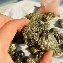 1 mảnh đá Pyrite thô nhỏ, mảnh Pyrite tự nhiên, mảnh Pyrite thô lớn, đá tiền tài, mẫu khoáng vật Pyrite tự nhiên hạt nhỏ - Chalcopyrite không đều, quà tặng độc đáo cho nhà và vườn trong dịp lễ. - Vàng - Xem 13