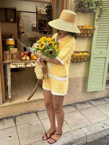 女士短袖针织开衫：高领，布质纽扣，口袋，撞色滚边 + 宽松弹力短裤。时尚舒适的两件套度假套装。春季 - 黃色 - 查看 4