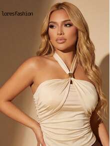 blusa asimetrica elegante de cuello halter cruzado para mujer , confeccionado en licra satinada stretch de alta calidad con textura sedosa, brillo sutil y ajuste perfecto que realza la figura; escote drapeado cruzado con frunces suaves que aportan un toque femenino y sofisticado, complementado con un herraje dorado central que añade distinción y elegancia; diseño con pliegues laterales que estilizan la cintura y crean una silueta armónica; espalda descubierta tipo strapless con acabado limpio - Champán - Ver 4