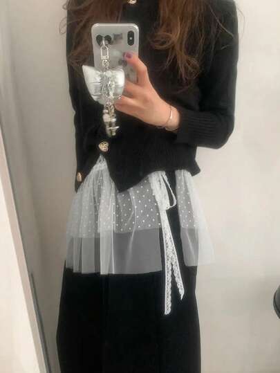 Chân váy lưới màu trơn với thiết kế viền ren nhiều lớp.