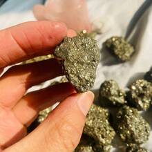 1 mảnh đá Pyrite thô nhỏ, mảnh Pyrite tự nhiên, mảnh Pyrite thô lớn, đá tiền tài, mẫu khoáng vật Pyrite tự nhiên hạt nhỏ - Chalcopyrite không đều, quà tặng độc đáo cho nhà và vườn trong dịp lễ. - Vàng - Xem 17