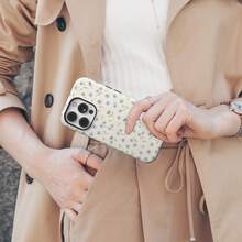 An Elegant Phone Case That Does Not Include A Lanyard Or Stand. Phone Cases With Chinese-Inspired Elements In White And Blue. Phone Cases With A Floral Design In White And Blue. Phone Case With A Chinese Floral Design In Blue And White, Compatible With 17, 17 Pro, 16 Pro, 15, 14 Plus, 13, 12 Pro, And 11. A Perfect Spring Gift. - 藍白色 - 查看 2