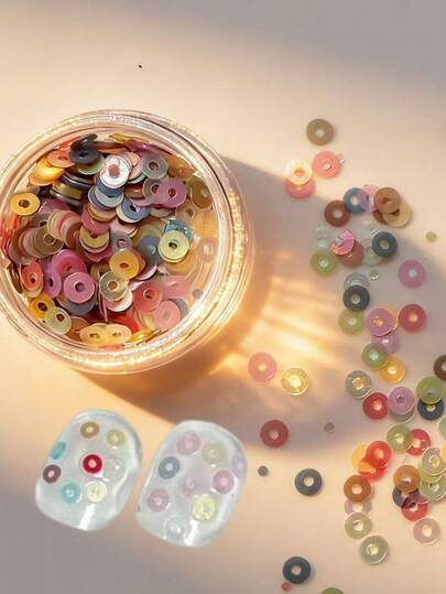 一盒梦幻马卡龙色美甲亮片，空心甜甜圈造型，3毫米，美甲配件。哑光和亮面两种质地，包含粉色、薄荷绿、薰衣草紫和米色等糖果色。使用美甲胶水即可轻松涂抹，适用于DIY美甲、亚克力美甲和树脂工艺品。打造甜美梦幻的指尖，适合日常佩戴和派对场合。