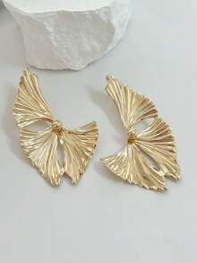 一对优雅时尚不对称银杏叶形扇形金属耳环，采用3D纹理设计，女士金叶纹理吊坠耳环，女士时尚张力个性化耳环，女士夏季海滩波浪耳环，适合派对、晚宴、度假、日常佩戴、送礼 - 金色 - 查看 4