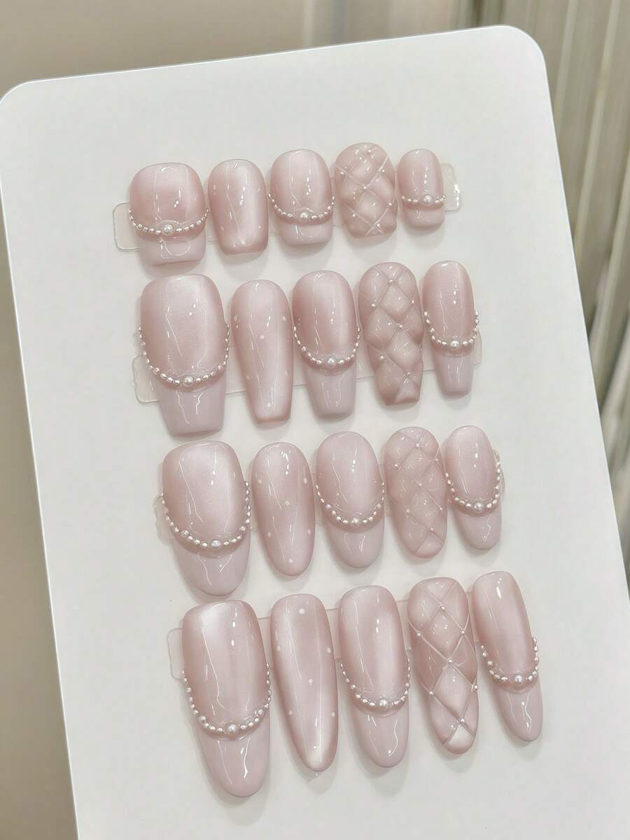 Bộ 10 miếng dán móng tay thủ công, màu hồng nhạt nude kiểu mắt mèo, điểm xuyết ánh trăng dịu nhẹ và kim tuyến mịn, họa tiết lưới kim cương cổ điển với chuỗi ngọc trai trang trí, tạo nên bộ móng thanh lịch và sang trọng, phù hợp cho các buổi hẹn hò và đi chơi. - Màu Hồng baby - Xem 1