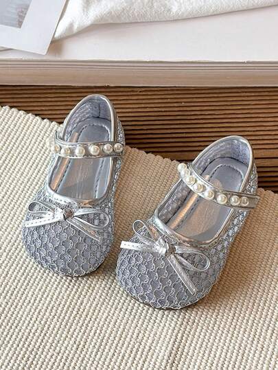 Giày công chúa mới năm 2026 cho bé gái, đế mềm thoáng khí chống trượt, đính nơ ngọc trai, dép xăng đan trẻ em, thích hợp cho mùa xuân/thu.