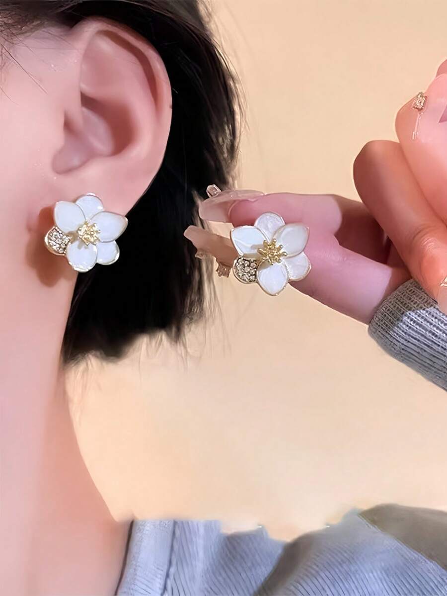 一对多层水钻花朵耳环，适合日常佩戴 - 白色 - 查看 1
