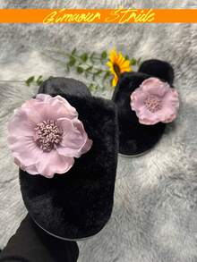 女士黑色闭趾仿兔毛拖鞋，饰有紫色花朵，舒适平底室内拖鞋 - 黑紫色 - 查看 2