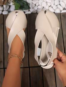 Giày sandal đế bằng nữ mới, kiểu dáng thường ngày, thoải mái, nhẹ nhàng, thích hợp cho hoạt động ngoài trời. Có các màu đen, nâu, xanh lá cây và cam. - Màu be - Xem 3