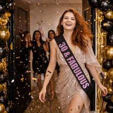 1 chiếc khăn choàng sinh nhật "30 & Fabulous", được làm từ chất liệu vải cao cấp, bền và thời trang, nền đen với họa tiết in màu hồng "30 & Fabulous", hình dáng chéo giúp tăng thêm không khí lễ kỷ niệm sinh nhật lần thứ 30, phù hợp cho tiệc sinh nhật, họp mặt bạn gái, các sự kiện theo chủ đề. - dây đeo vai - Xem 2