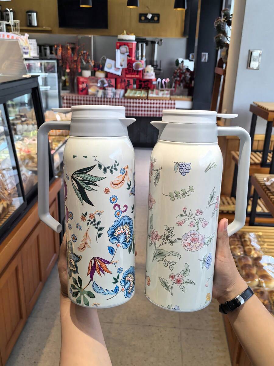 1500ml Botella de doble capa de acero inoxidable 304 con aislamiento al vacío de gran capacidad, se puede usar como cafetera, recipiente para bebidas, hervidor de agua caliente, cafetera o tetera. Con un diseño de patrón floral clásico, obra artística original, resistente a golpes y fácil de limpiar. La tetera muestra un elegante patrón floral, adecuada para bodas, fiestas, actividades al aire libre, oficina, escuela, celebraciones de inauguración de la casa y regalos.