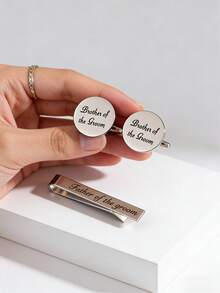 Bộ khuy măng sét và kẹp cà vạt được thiết kế riêng, in tên, dành cho phù rể/chú rể (bao gồm hai khuy măng sét tròn và một kẹp cà vạt), phù hợp với trang phục cưới của nam giới. - Kiểu A - Xem 8
