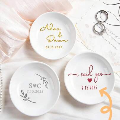 1 Khay đựng nhẫn cá nhân hóa, Giá đỡ nhẫn cưới, Quà tặng cho cô dâu, Quà cưới, Quà đính hôn, Quà mừng cô dâu, Quà kỷ niệm. Khay đựng nhẫn có đường kính khoảng 8,9 cm và cao 1,8 cm. Khay đựng nhẫn đính hôn có thể được tùy chỉnh với chữ cái đầu, tên và ngày cưới. Món quà lý tưởng cho các cặp đôi mới đính hôn, cô dâu.