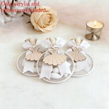 Quà tặng váy cưới cá nhân hóa: Túi đựng nhẫn bằng vải tuyn, Biển hiệu acrylic khắc tên theo yêu cầu, Quà tặng acrylic cá nhân hóa, Quà tặng cưới acrylic cá nhân hóa, Đồ trang trí sinh nhật bằng acrylic, Thẻ quà tặng cá nhân hóa - Váy màu vàng hồng với dải ruy băng màu hồng nhạt - Xem 4