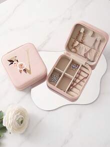 1个花卉图案和鲜艳色彩的首饰盒，是生日和节日的理想礼物。这款粉色字母首饰盒包含从A到Z的每个字母。1个便携式迷你旅行收纳盒，适合存放项链、耳环和首饰——是送给女士的完美礼物，尤其适合情人节。 - Floral Letter 1 - 查看 21