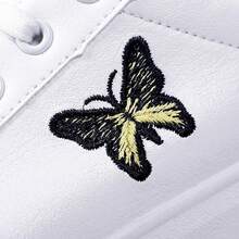 Zapatillas deportivas informales para mujer, en color blanco con un bordado de mariposa, confeccionadas en piel sintética de PU, con diseño de cordones y puntera redondeada, transpirables y cómodas, dotadas de suela antideslizante, ligeras y modernas, con un estilo elegante y contemporáneo, ideales para el día a día y todo tipo de ocasiones informales. - Blanco - Ver 5