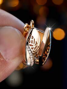 1 paire de boucles d'oreilles à tige de dames au design ajouré en or jaune à la mode et charmant; la bijouterie parfaite pour les femmes, rehaussée de zirconium blanc; un excellent cadeau d'anniversaire; bijoux de fête - Or jaune - Voir 3