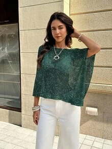 这款女士新款纯色罗纹不对称橄榄绿针织罩衫，采用露肩+不对称下摆设计，尽显休闲时尚感。精细闪亮的针织纹理带来轻盈透气的穿着体验，略微宽松的版型适合各种身材，可单穿或叠穿，春夏可作为防晒衫或内搭穿着。冷色调配色更添精致感，是时尚实用的沙滩度假必备单品。 - 墨綠色 - 查看 7