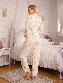 Bộ đồ ngủ 2 món in hình gấu bông hình quân bích, áo tay dài cài cúc cổ ve áo và quần dài dễ thương, đồ ngủ và đồ mặc nhà dành cho nữ. - Màu be - Xem 2