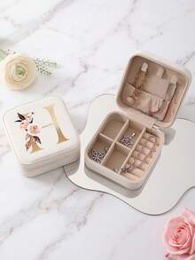 1个花卉图案和鲜艳色彩的首饰盒，是生日和节日的理想礼物。这款粉色字母首饰盒包含从A到Z的每个字母。1个便携式迷你旅行收纳盒，适合存放项链、耳环和首饰——是送给女士的完美礼物，尤其适合情人节。 - Floral Letter 1 - 查看 41