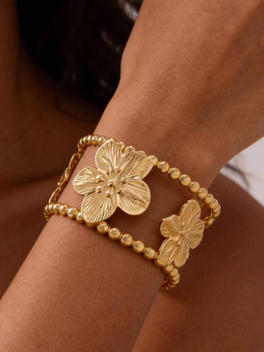 Một chiếc vòng tay điều chỉnh được, thanh lịch và cao cấp dành cho nữ, được chế tác từ thép không gỉ và trang trí bằng những bông hoa vàng, cùng với phần cuối được đánh bóng sáng bóng để tránh phai màu. Lý tưởng cho những dịp thường ngày, du lịch hoặc những sự kiện trang trọng, và là một món quà hoàn hảo dành cho bạn bè. - Vàng - Xem 1