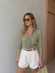 1件女士纯色复古法式橄榄绿蕾丝拼接衬衫，翻领蕾丝边单排扣优雅上衣，纯色前扣七分袖雪纺上衣，适合度假、办公、日常、旅行、机场等各种场合，四季皆宜。 - 軍綠色 - 查看 1