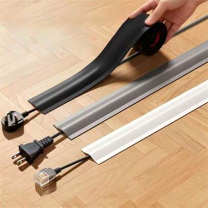 1 cuộn bảo vệ dây cáp tự dính, được thiết kế để quản lý dây nguồn, với lớp phủ đế màu trắng giúp tránh dây cáp bị rối trên sàn nhà, tường và bàn làm việc.