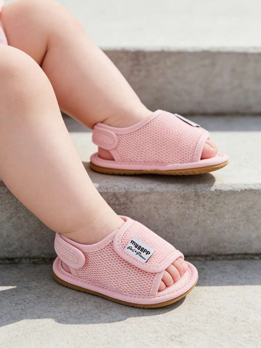 Giày tập đi cho bé gái từ 0-18 tháng tuổi, chất liệu lưới thoáng khí, quai điều chỉnh được, đế mềm chống trượt, phù hợp mang hàng ngày.