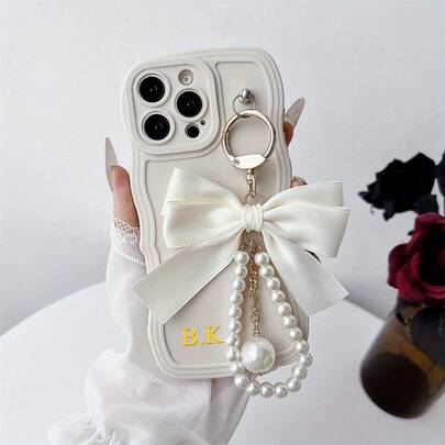 Estuche de teléfono de silicona minimalista con onda personalizada (set de 2 piezas, incluye cadena con colgante de lazo de perlas), nombre/letra personalizada, estuche de teléfono de pareja de unicolor lindo estilo coreano a prueba de golpes, para Apple 17 16 15 14 Pro Max 13 12 11 Plus, regalo del Día de San Valentín, buen regalo de cumpleaños, regalo festivo, regalo para él/ella, regalo personalizado