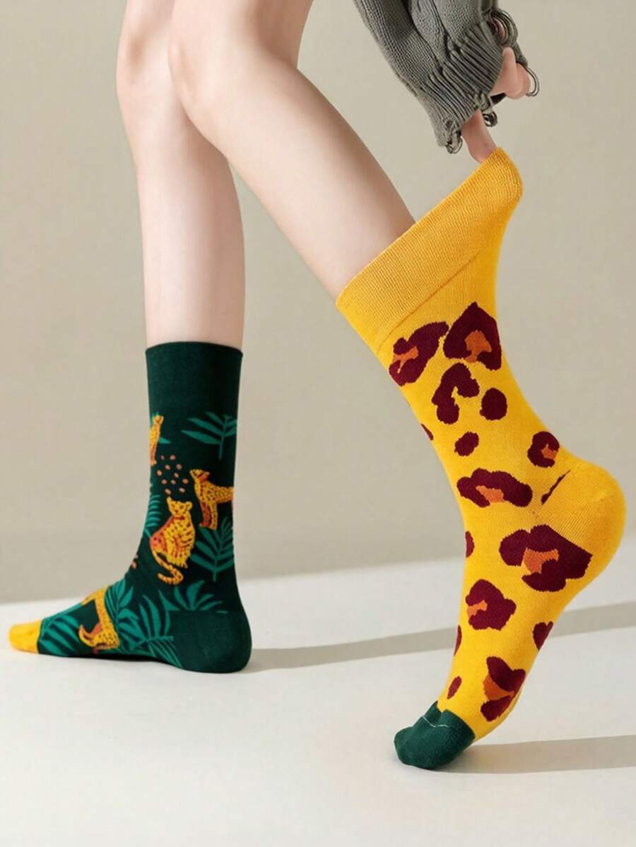 一双男女通用的创意不对称豹纹和啤酒图案中筒袜,柔软舒适透气,时尚休闲,适合成人、学生、户外活动和日常穿着。 - 彩色 - 查看 1