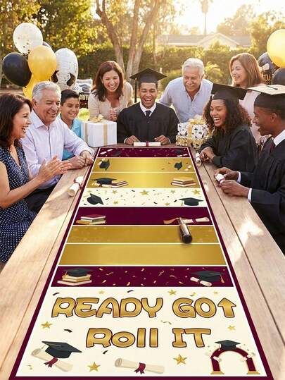 酒红色金色毕业主题滚动瓶子游戏桌旗，柔软涤纶长方形游戏垫，印有毕业帽图案，适合毕业派对、毕业庆祝活动、户外花园派对、游戏场景以及春夏季活动的派对用品。