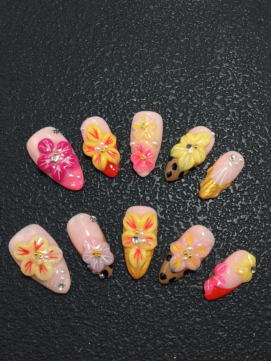 10片装2.5厘米手工杏仁形美甲贴片，饰以水钻、圆点和花瓣，适合女性和女孩，可用于情人节、派对、节日和日常佩戴。美甲配件、亚克力美甲套装、手工压制美甲、假指甲贴纸和美甲产品。 - 彩色 - 查看 1