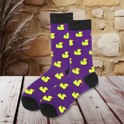 1 đôi tất nam dài đến bắp chân in hình vịt, tất họa tiết động vật, tất thường ngày in hình vịt con đang bơi, thích hợp để mặc hàng ngày.