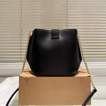 Sac Pinko Hirondelle - Un sac bandoulière orné d'un motif d'hirondelle et d'une chaîne, pouvant se porter à l'épaule ou en bandoulière, et un petit sac carré multifonctionnel. - Noir - Voir 3