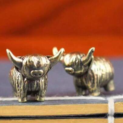 青铜色小牛雕塑摆件，适合家居/办公室装饰、茶宠和摆件，可用于茶道或装饰、节日装饰。