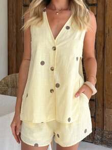 Conjuntos de dos piezas para mujer: shorts, tops sin mangas con cuello en V y estampado de lunares, y shorts. - Amarillo - Ver 2