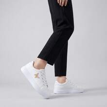 Zapatillas deportivas informales para mujer, en color blanco con un bordado de mariposa, confeccionadas en piel sintética de PU, con diseño de cordones y puntera redondeada, transpirables y cómodas, dotadas de suela antideslizante, ligeras y modernas, con un estilo elegante y contemporáneo, ideales para el día a día y todo tipo de ocasiones informales. - Rosa - Ver 4